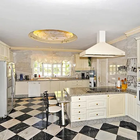 Villa Puerto Banus Modern Luxury 8bdrms Whit Beachfront